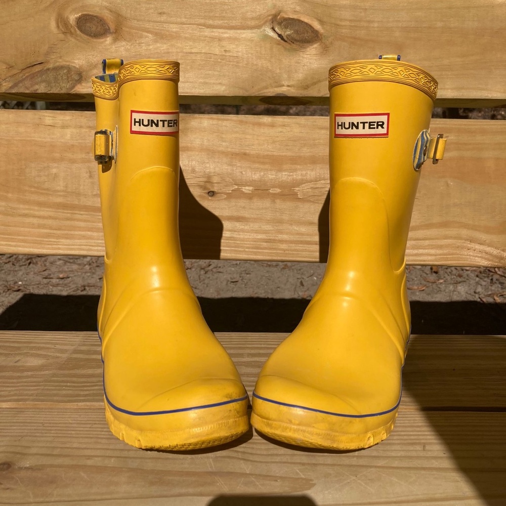 HUNTER Festival Short Rain Boots Matte Yellow Navy Blue Rubber Womens Size 7